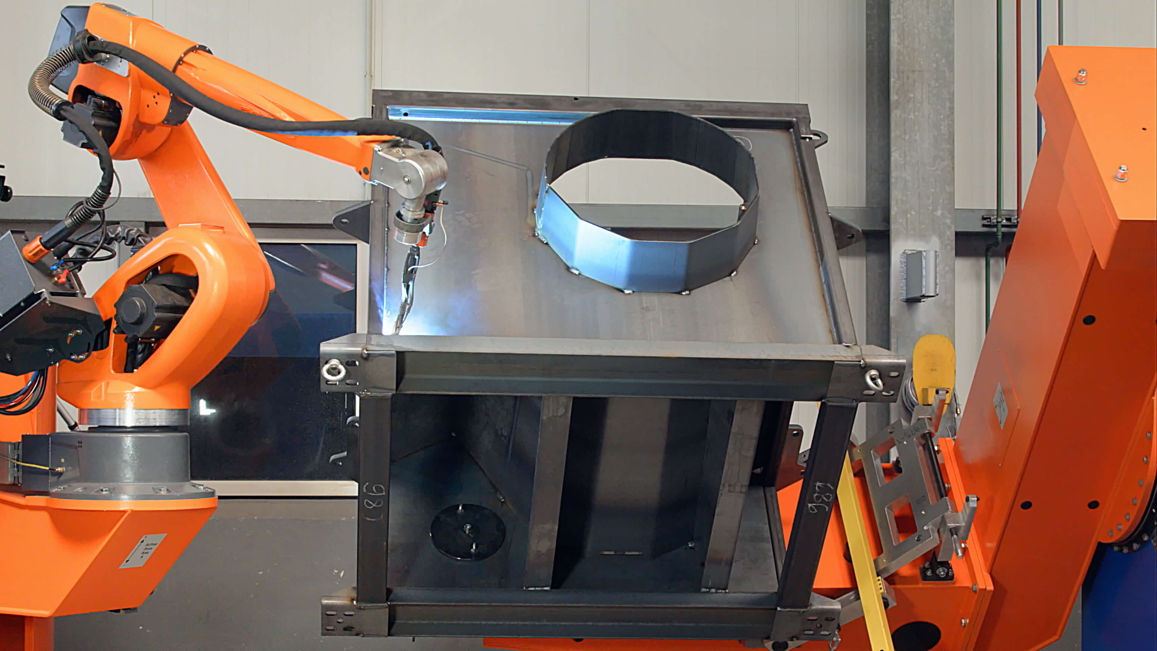 QIROX robot welds machine housings at H&G