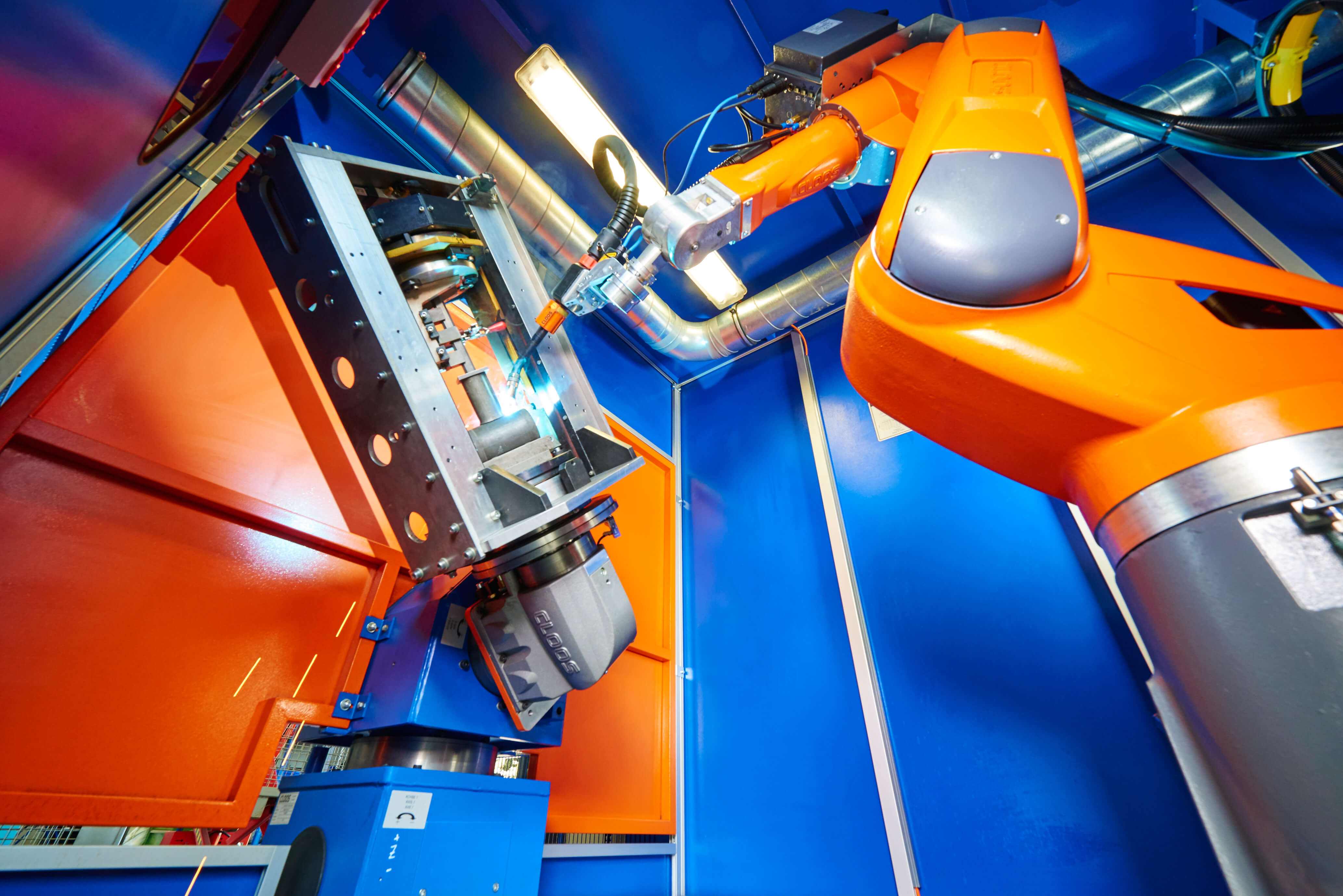 Compact robot cell for reliable processes and top-quality at Halder